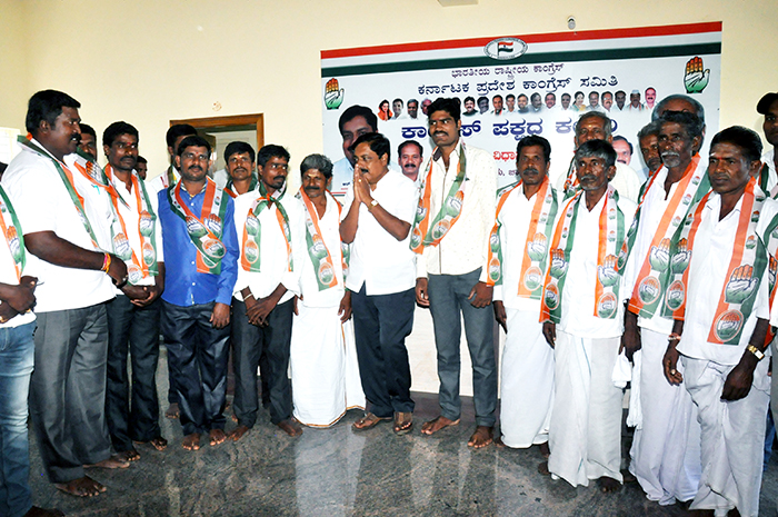 ಹನೂರು: ಕಾಂಗ್ರೆಸ್ ಸೇರ್ಪಡೆ ಕಾರ್ಯಕ್ರಮ